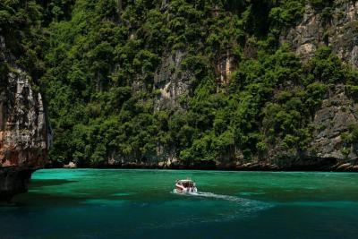 Phi Phi Snorkeling by speedboat